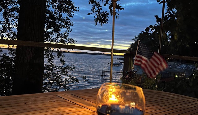 Lakeside 3 Bedroom Cottage - Kayaks, swimming and Spectacular Sunsets