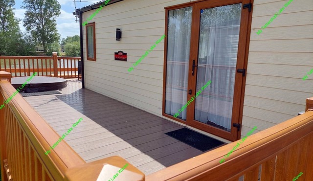 LAKESIDE 3-bedroom lodge with HOT TUB & FISHING PEG