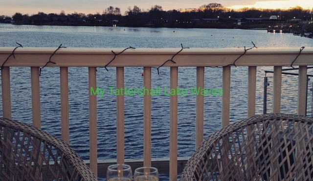 LAKESIDE 3-bedroom holiday home with HOT TUB