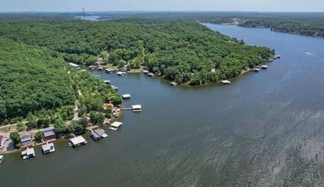 Lakeside 3 bedroom cottage with private dock