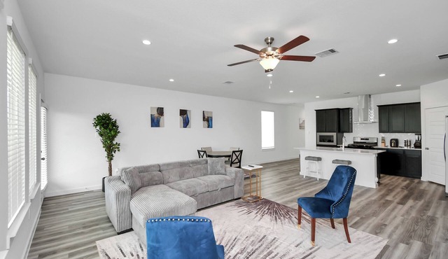 Lakeside 4 Bedroom W/King Bed Near Downtown