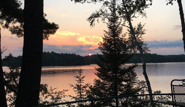 Lakeside 4 BR Family-Friendly House -Aspens- Rental boats/other cabins available