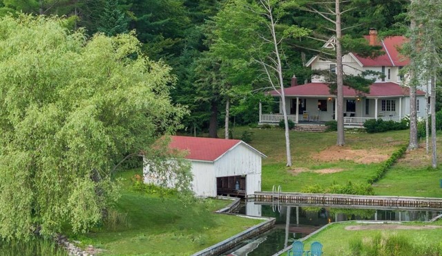Lakeside 6-bedroom Cottage with Harbor