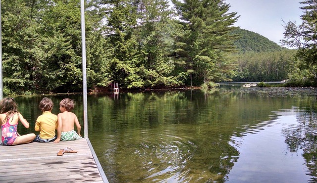 Lakeside 6bd mountain lodge in White Mountains - hot tub, fireplace, kayaks