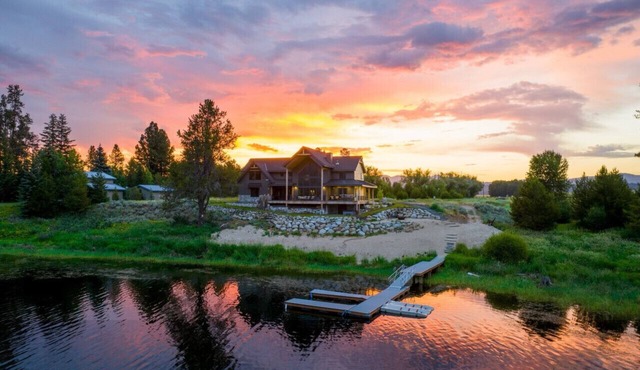 Lakeside 7 Bedroom Cabin w/Private Boat Dock