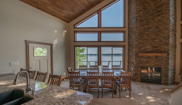 Lakeside 7 Bedroom Villa, Fire Pit, Near Gatlinburg!