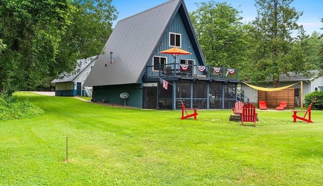 Lakeside A-Frame Retreat on Shawano Lake Channel - 35 Minutes to Lambeau
