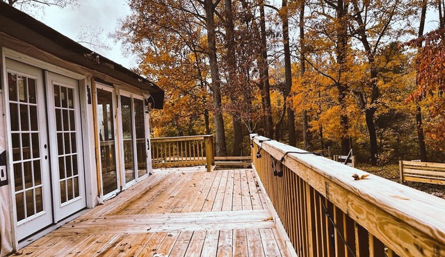 Lakeside Artist Retreat minutes from Elon U, Gboro & RDU! Pvt beach, deck & more
