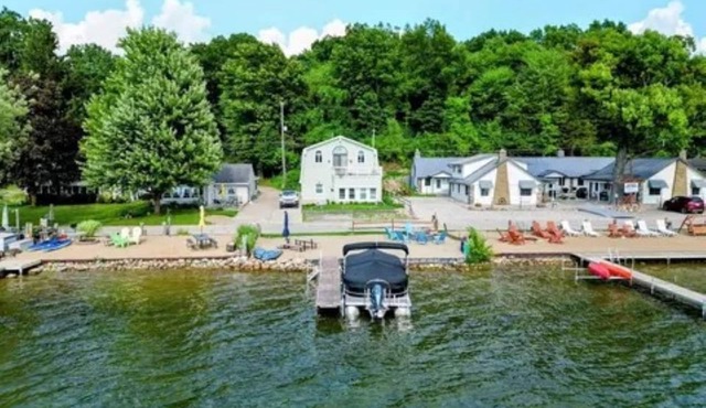 Lakeside Beach Getaway with A Gorgeous Kitchen & Dining Room with Room for 10.