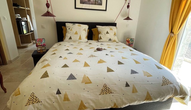 Lakeside bed and breakfast with farmhouse breakfast, Jacuzzi, swimming pool
