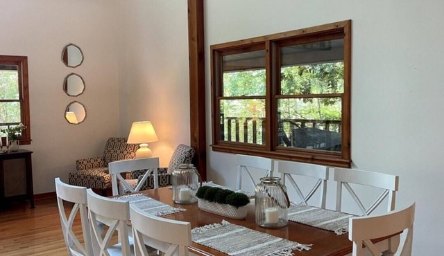 Lakeside Bliss, 4-bedroom/3 bath - sleeps 12,on Lake Hartwell with boat dock.