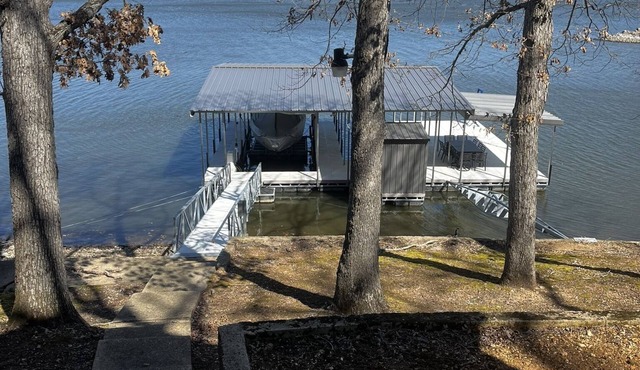 Lakeside Bliss: Cozy 4BR Retreat, Private Dock & Boat Slip at the 60MM!