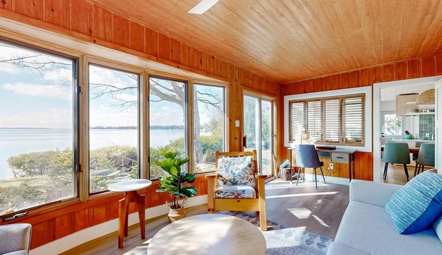 Lakeside Bliss: Charming Retreat with Spectacular Views & Waterfront Location