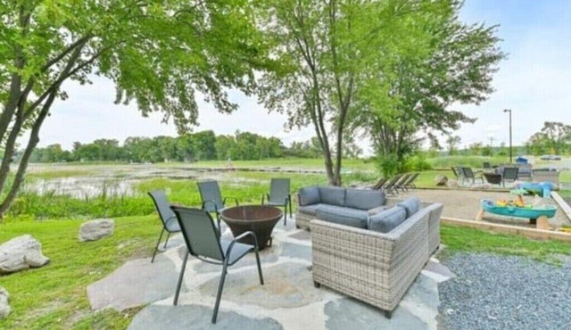 Lakeside Bliss - Charming 3BR Cottage on the Waternn