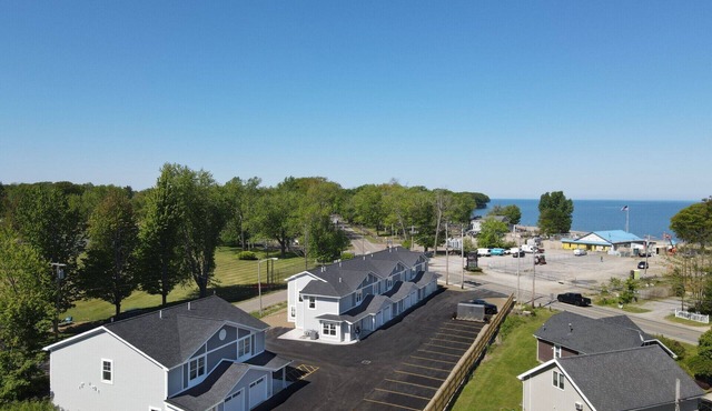 Lakeside Bliss- Close to Highmark Stadium, home of the Bills!