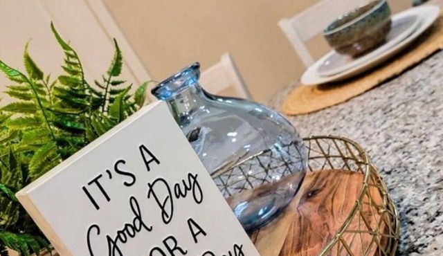 Lakeside Bliss: Near Airport & River City Marketplace