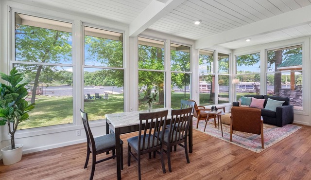 Lakeside Bliss: Spectacular Lake Views and Access!