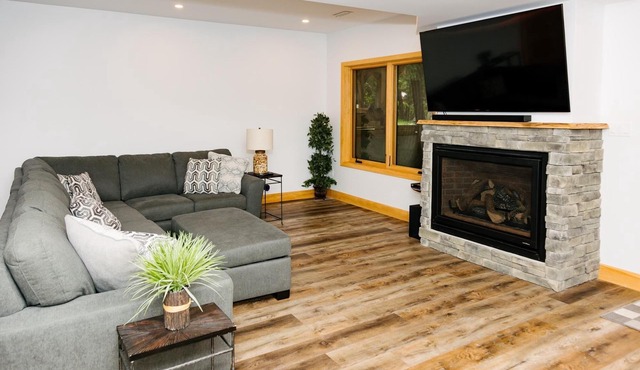 Lakeside Bliss: Sunswept Lake House - Your Private Oasis with Lakeside Bunkie