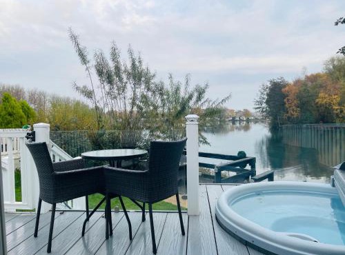 Lakeside Bliss with Fishing Peg and Hot Tub