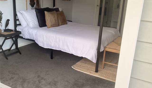 Lakeside Boathouse - Stylish 2 bedroom 2 bathroom Lakeside Cottage sleeps 6