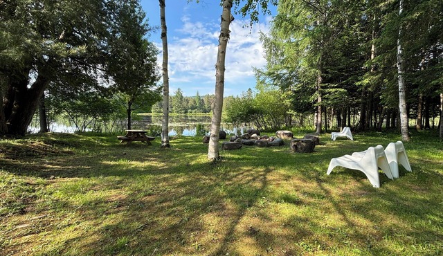 Lakeside Bohemian Retreat on Petit Train du Nord at km 39 - Cedar Creek Getaway