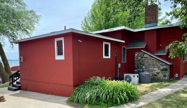 LAKESIDE CABIN 1 bedroom 1 bath efficiency apartment nice couple getaway cabin 1