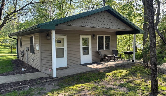 Lakeside Cabin 1: Perfect Retreat at Enriched Cabins & Resort on Lake Delhi