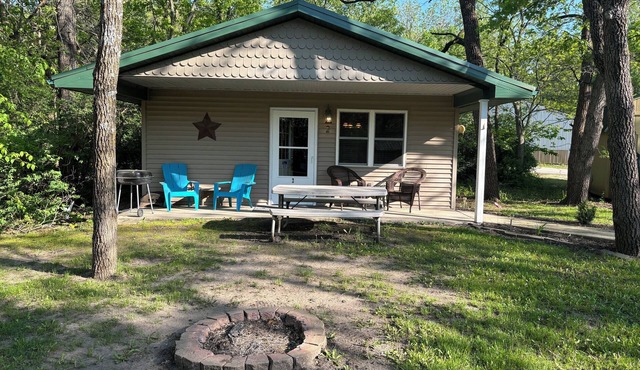 Lakeside Cabin 2 - Perfect Retreat at Enriched Cabins & Resort on Lake Delhi