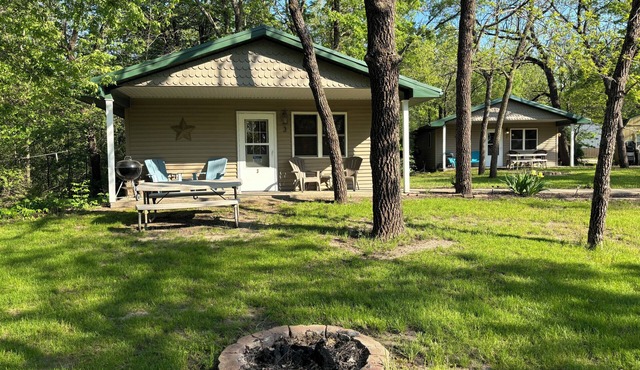 Lakeside Cabin 3: Perfect Retreat at Enriched Cabins & Resort on Lake Delhi