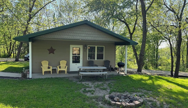 Lakeside Cabin 4: Perfect Retreat at Enriched Cabins & Resort on Lake Delhi