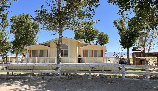 Lakeside Cabin B in the Eastern Sierras