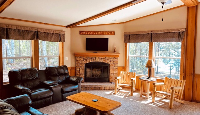 Lakeside Cabin in the Northwoods
