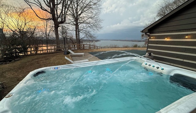 Lakeside Cabin minutes from major wedding venues - POOL and 10 person swim spa