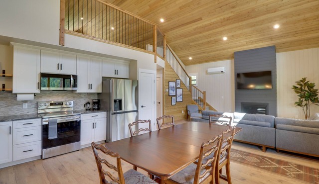 Lakeside Cabin Retreat w/Private Hot Tub!