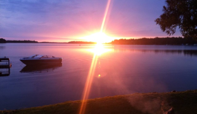 Lakeside Cabin - Sandy Beach & Amazing Lake View!