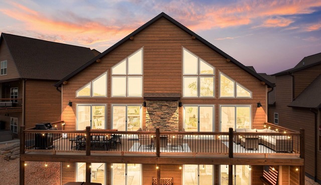 Lakeside Cabin w/Private Hot Tub + Game Room