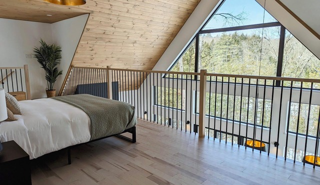 Lakeside cabin w hot tub & sauna
