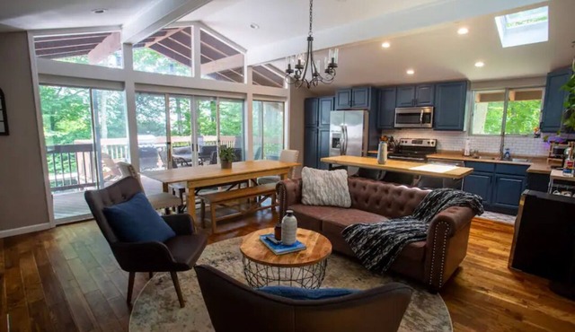 Lakeside Cabin w/Hot Tub & Resort Features!