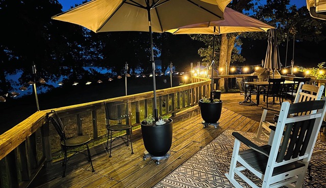 Lakeside cabin with beautiful lake view, hot tub, and .5 mi from beach & marina