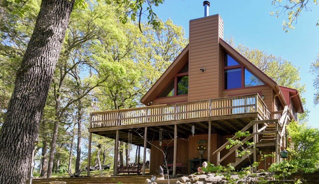 Lakeside Cabin with Cozy Loft!