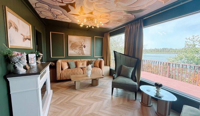 Lakeside Cabin with custom artwork near Florence