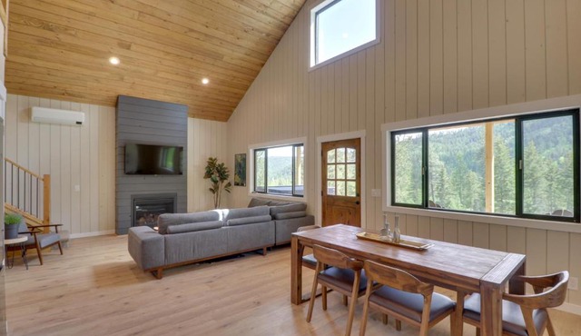 Lakeside Cabin with Hot Tub 3 Mi to Flathead Lake!