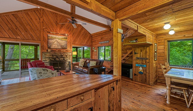 LakeSide Cabin with private hot tub, dock & screened porch - dog-friendly