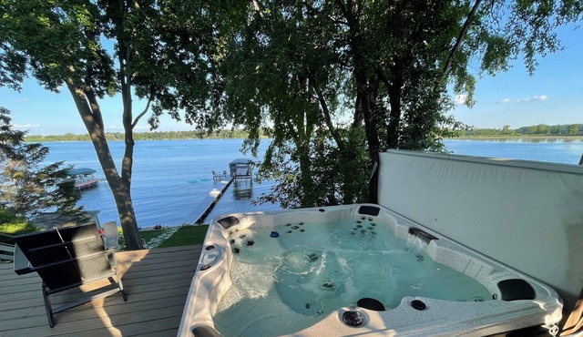 Lakeside Cabin With Hot Tub
