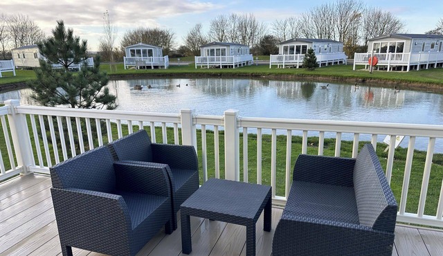 Lakeside Caravan Sleeps 8 - Wifi, Parking, Views