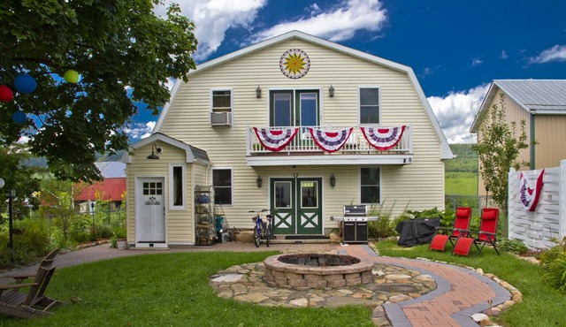 Lakeside Carriage House at Leaser Lake B and B - cozy, comfortable, country