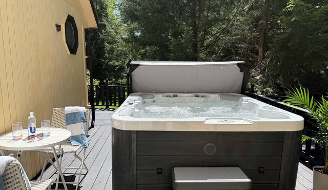🛶 Lakeside Catskills Retreat: Private Hot Tub, BBQ & Movie Lounge