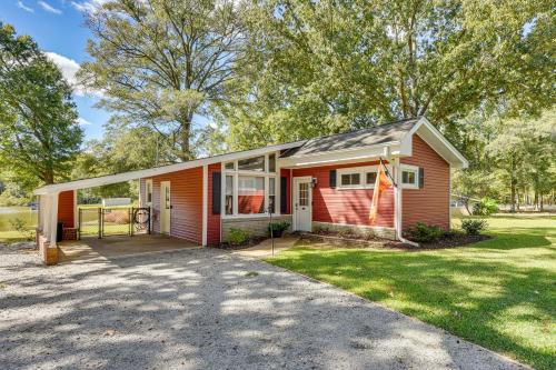 Lakeside Cedar Pines Bungalow 5 Mi to Main St!