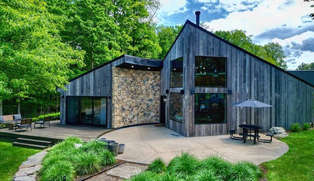 Lakeside Chalet w/Private Deck, Wood Stove & Scenic Trails in Ohio Wine Country