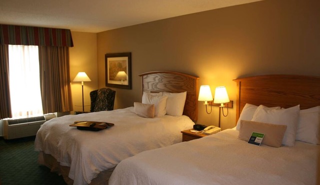 Lakeside Charm – 4 Comfortable Rooms w/Free Breakfast + Outdoor Activities